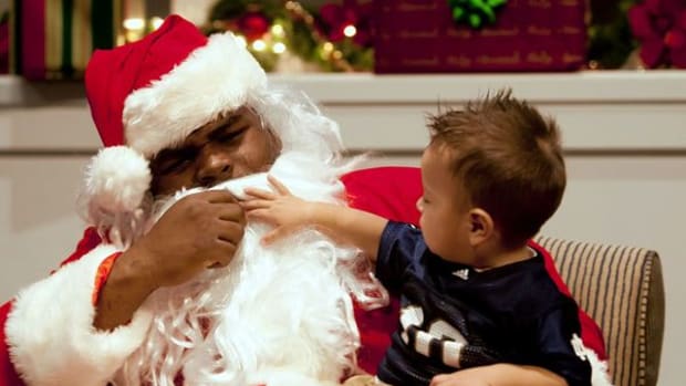 Notre Dame's Louis Nix III Dresses Up As Santa Claus